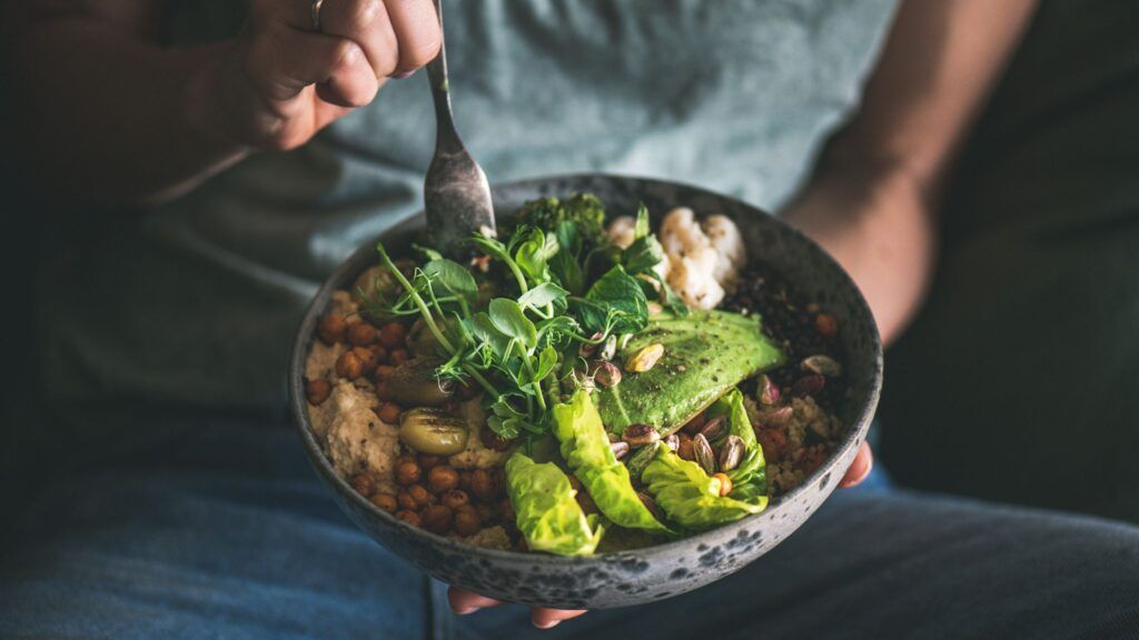 Effective prediabetes diet emphasizes vegetables, adequate protein, controlled portions, and minimal refined carbohydrates